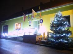 Betlém u&nbsp;vánočního stromečku a&nbsp;budova úřadu v&nbsp;noci